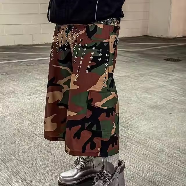 2025 New Trending Streetwear Camouflage Wide Led Shorts for Men Custom Baggy Oversized Camo Jorts Cargo Shorts Manufacturer